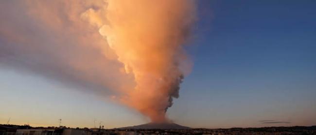冰岛因雷克雅内斯半岛火山爆发发布红色航空预警