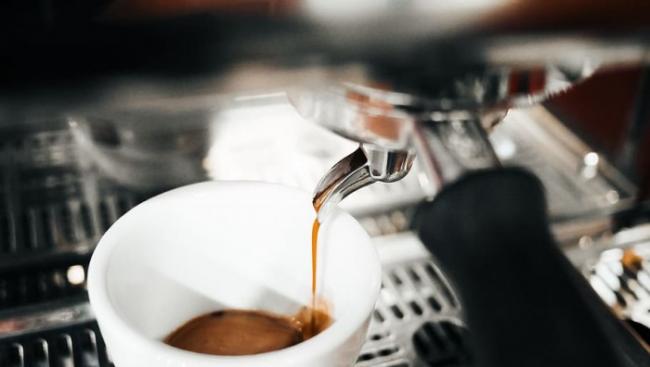 在有氧运动前半小时喝一杯浓咖啡可以显著提高脂肪燃烧的速度