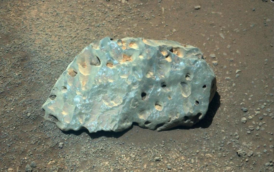 NASA“毅力号”火星车调查一块“怪异”岩石并向其发射激光