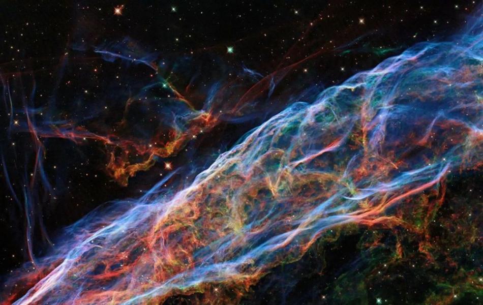 哈勃太空望远镜展示巨大超新星残骸“面纱星云”(Veil Nebula)新图像
