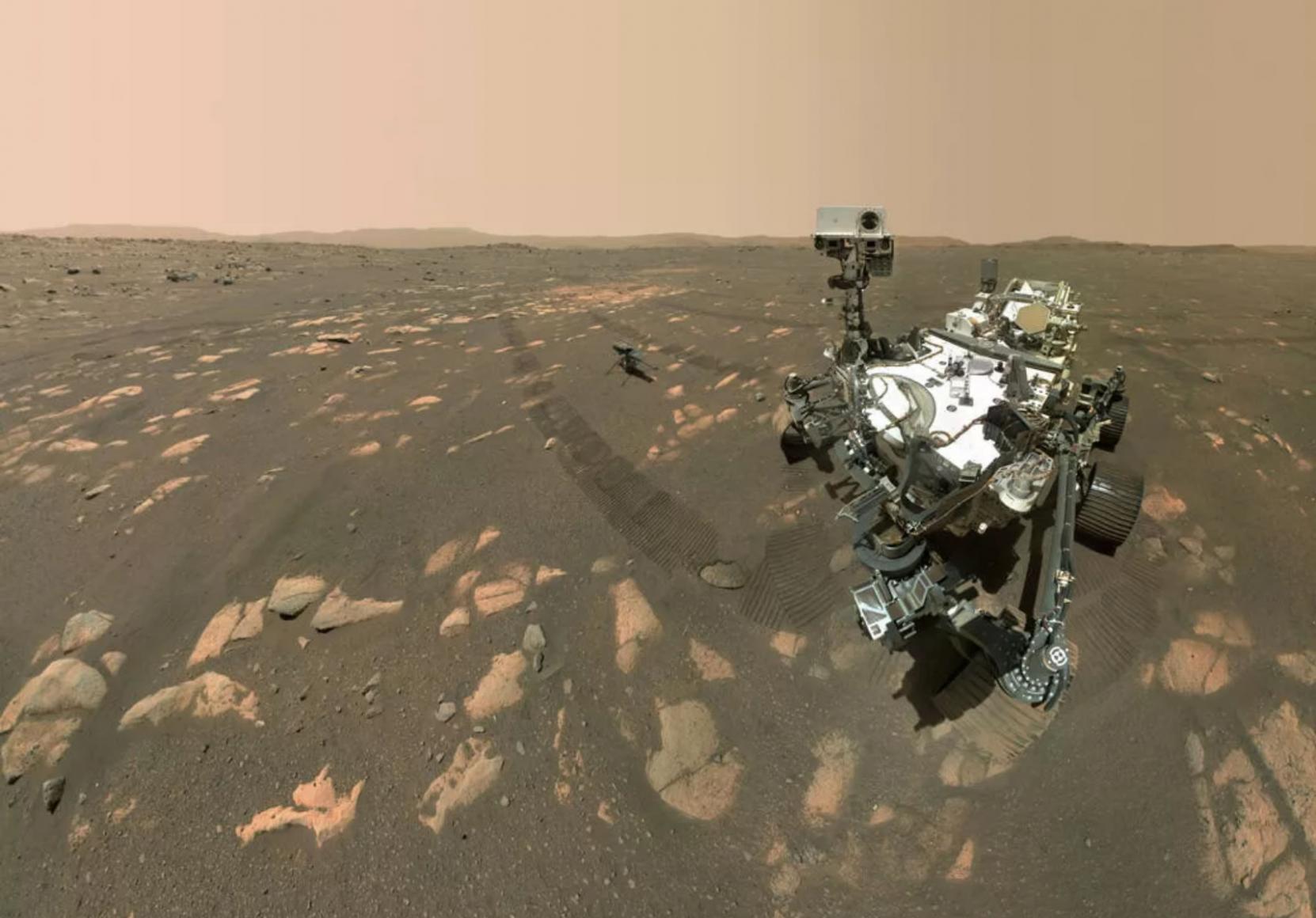 NASA公布火星探测车“毅力号”与Ingenuity直升机的合照