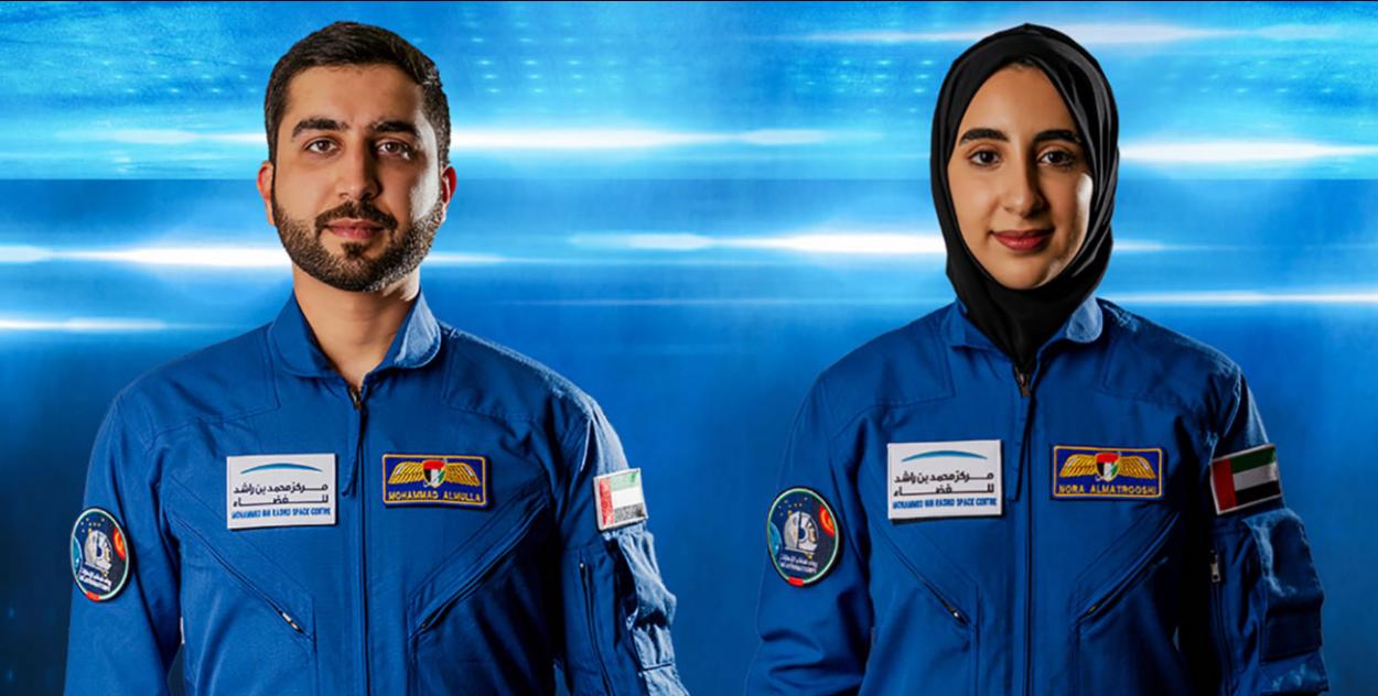 阿联酋选拔出世界上首位阿拉伯女性宇航员，她的名字是诺拉・阿勒马特鲁希（图右）