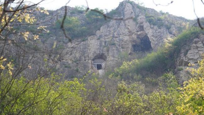 你见过悬崖峭壁上的考古发掘吗？3万年前古人类的“豪宅”是什么样子？
