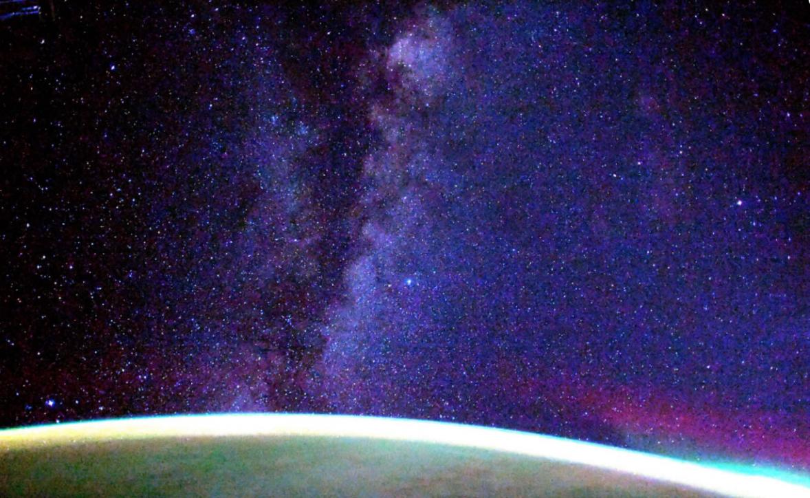 美国宇航局宇航员迈克-霍普金斯分享一段令人惊叹的延时太空视频