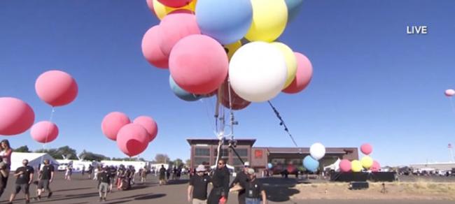 美国疯狂魔术师David Blaine手抓气球飘浮上2万4000英尺高空