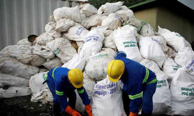 珠穆朗玛峰清出至少11吨垃圾 雪巴人收尸完当清洁工