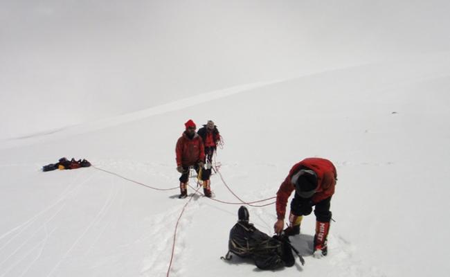 搜救队在雪山上找到遇难者的遗体。