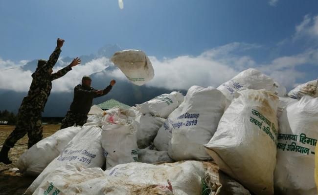珠穆朗玛峰近6周登山旺季检获10吨垃圾