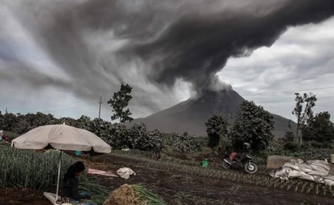 印尼北苏门答腊锡纳朋火山再爆发 火山灰喷上1000米高空