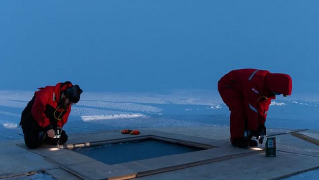 ROV营地是建立一个基地帐篷，然后在里面钻探一个冰洞，将一个水下机器人放入冰水中，旁边配备一个控制台，由两名工作人员作为主、副操控员，他们坐在监视器屏幕前，使用