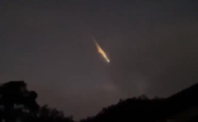 UFO光临？澳洲维多利亚省波特兰上空惊现神秘火光 专家称太空垃圾