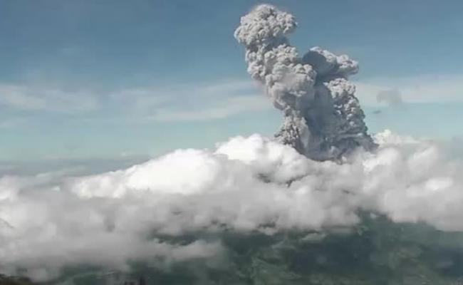 印尼爪哇岛默拉皮火山喷发 火山灰及蒸气喷至6公里高空