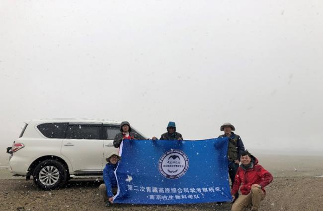 科考队员在西藏措勤县考察二叠纪地层