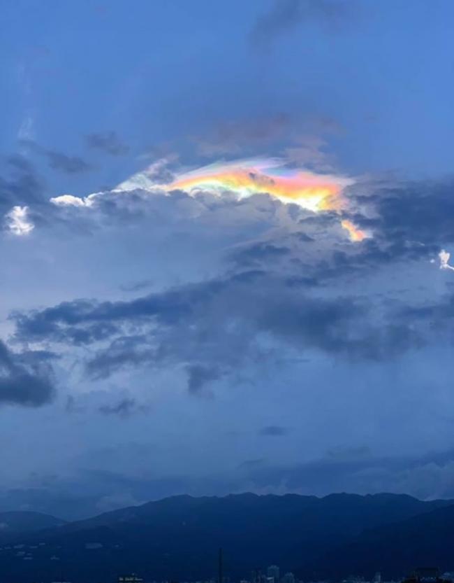 台湾宜兰县出现罕见彩虹云――“环地平弧”