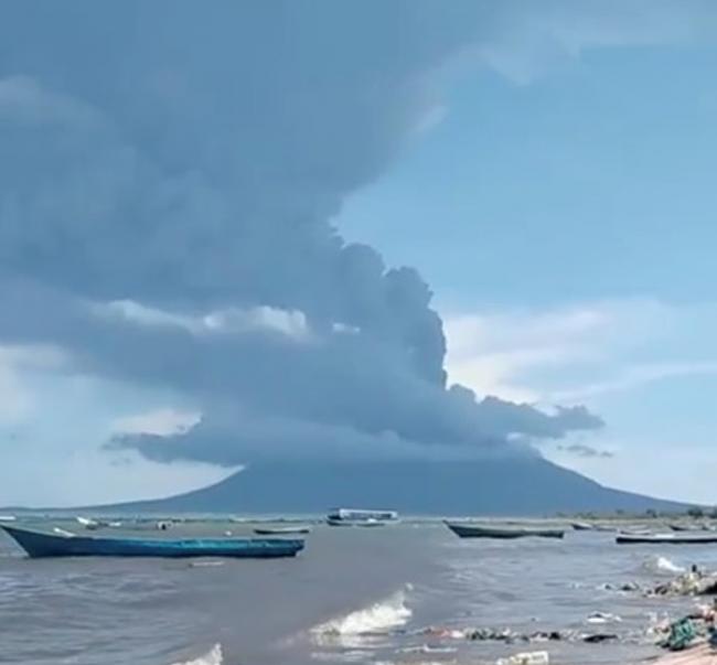 印尼伊里火山突然爆发 火山灰直冲4公里高的天空