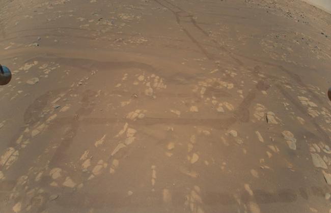 火星探测车“毅力号”微型直升机“机智号”捕捉到第一张彩色空拍照片