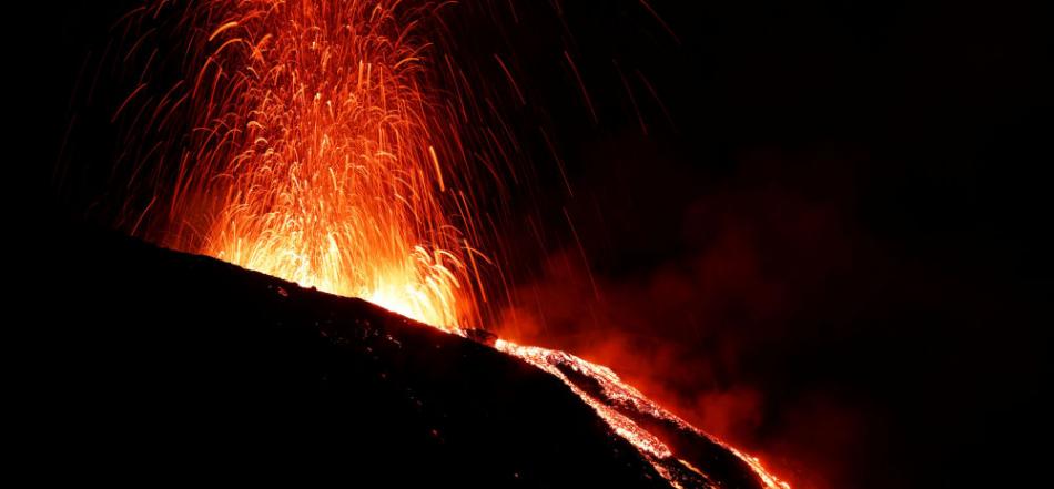 意大利斯特龙博利火山和埃特纳火山19日发生喷发