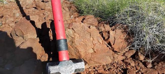 澳大利亚皮尔布拉的科马提岩，年代为32.7亿年前。岩石中细长的晶体――质地类似附近的鬟刺属植物――是在超热岩浆喷发并迅速冷却时形成的。科马提岩只发现于25亿年前