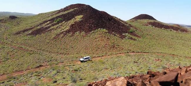 地质学家在澳大利亚西北部的皮尔布拉克拉通进行实地考察，那里有一些保存最完好的地球早期岩石