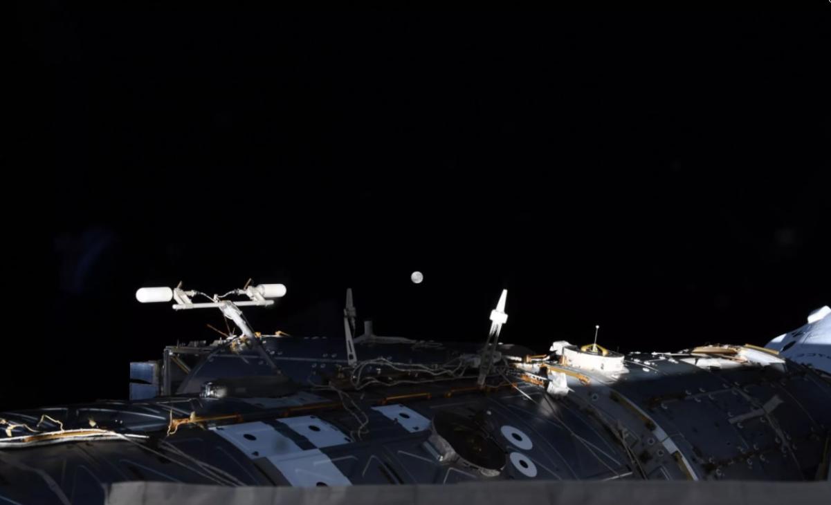 国际空间站宇航员星出彰彦从轨道上拍摄的超级月亮和月全食