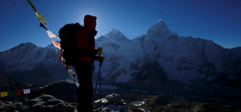 中国视障登山者张洪成为亚洲首位登上世界最高峰珠穆朗玛峰的盲人