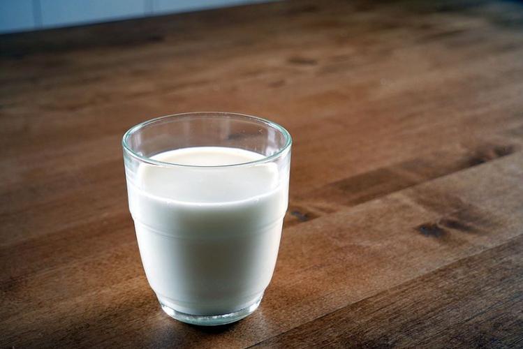 《国际肥胖症杂志》：研究发现经常喝牛奶和胆固醇增加之间没有联系