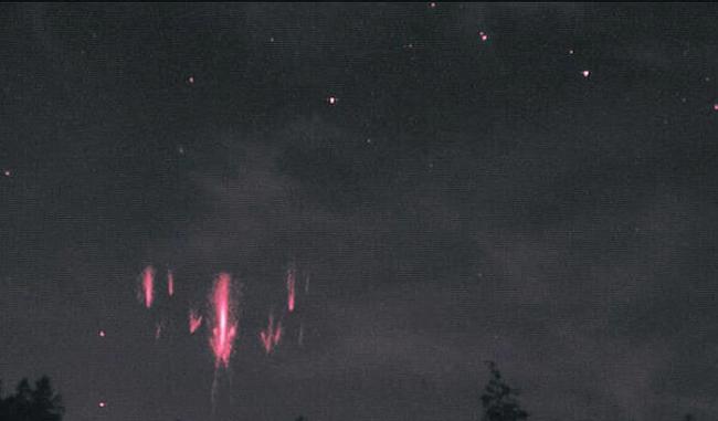 捷克“闪电猎手”捕捉在大气层中形成并射向太空的瞬时发光事件