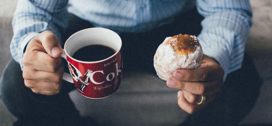 俄罗斯减肥诊所专家讲述咖啡与甜品一起食用的危害