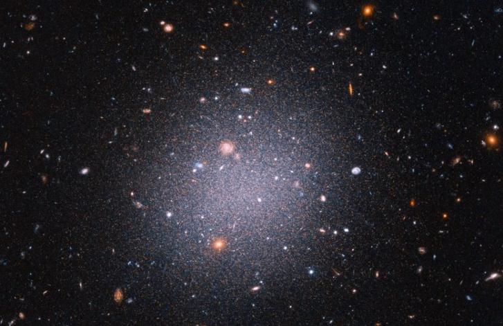 对超弥散星系（UDG）NGC1052-DF2（DF2）最精确的距离测量证实它缺乏暗物质