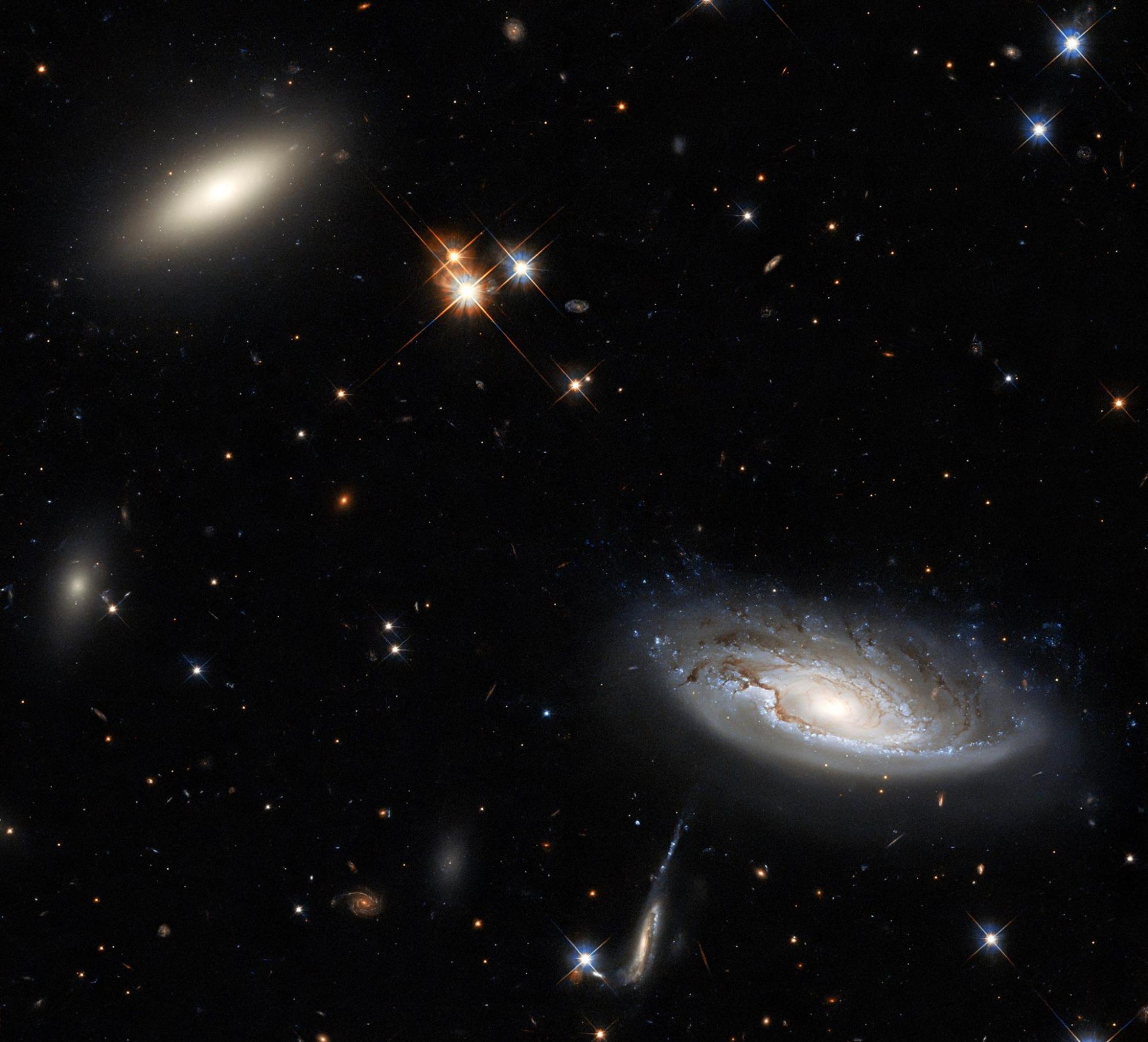 哈勃望远镜拍摄到英仙座星系团中两个巨大星系：2MASX J03193743+4137580和UGC 2665
