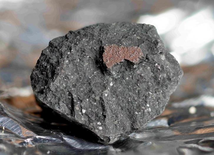 落在英国的45亿年前陨石Winchcombe可能有助于揭开地球生命的秘密