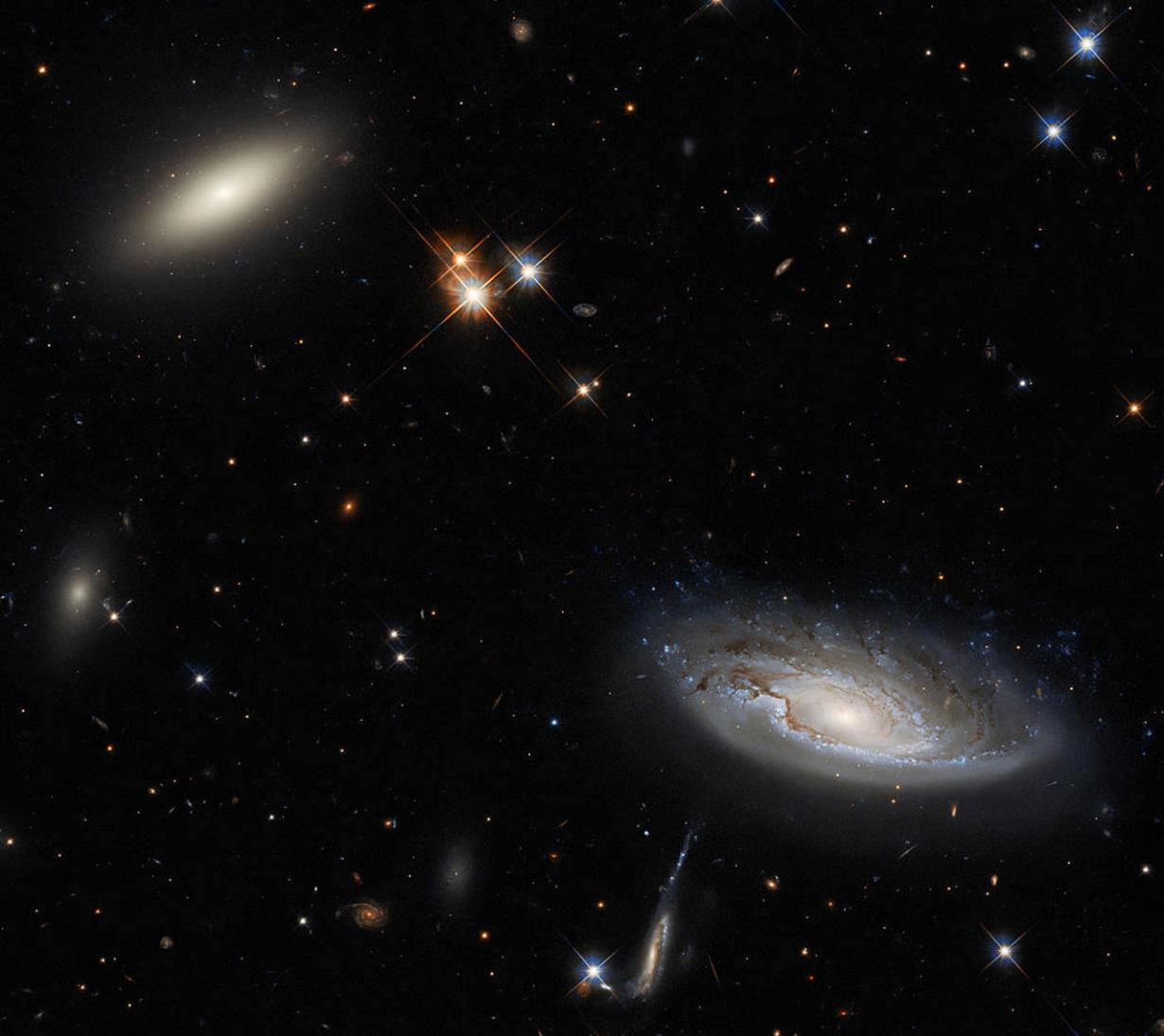哈勃太空望远镜拍摄的透镜星系2MASX J03193743+413758和螺旋星系UGC 2665