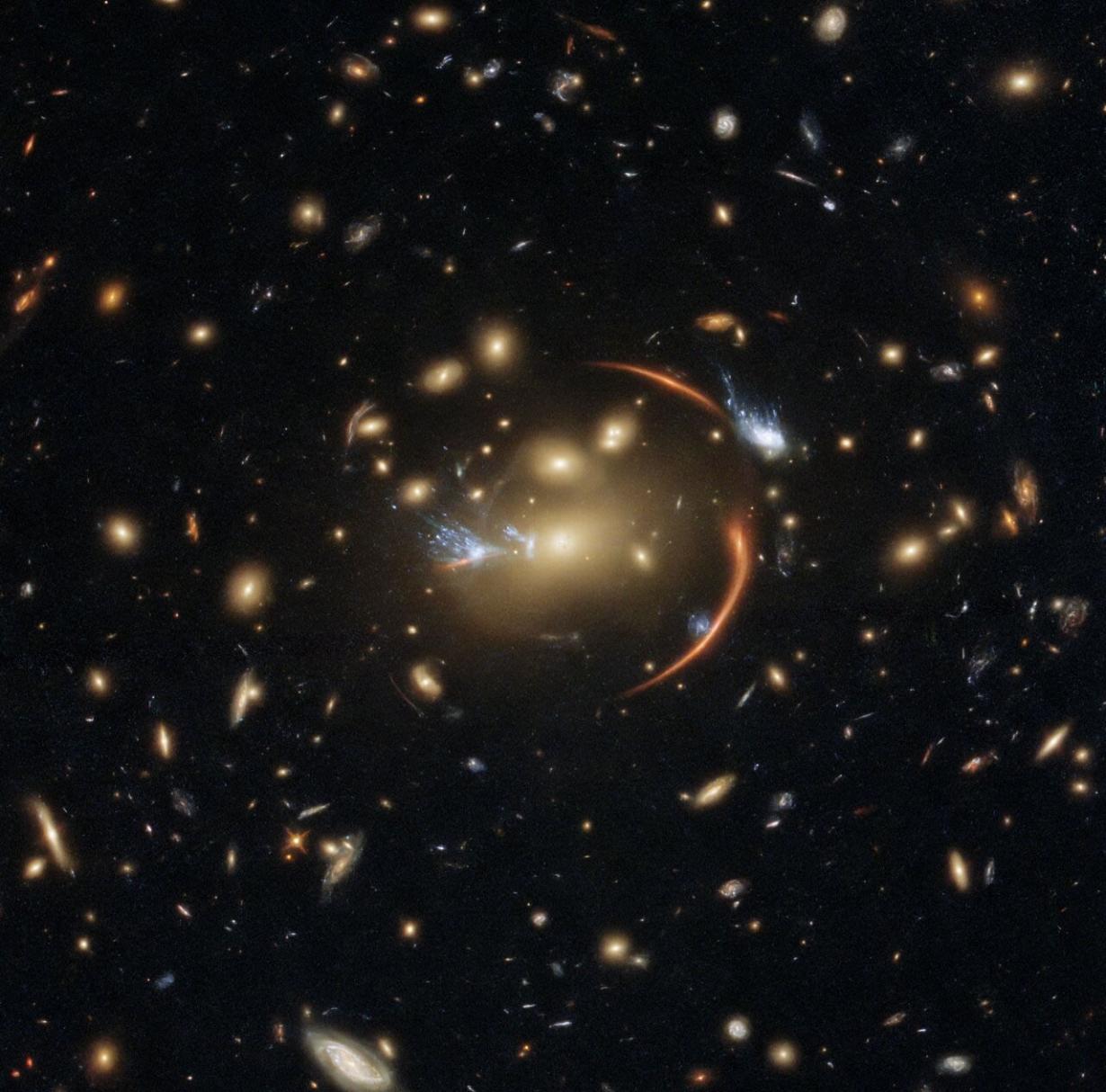 哈勃太空望远镜拍摄到新的强引力透镜照片