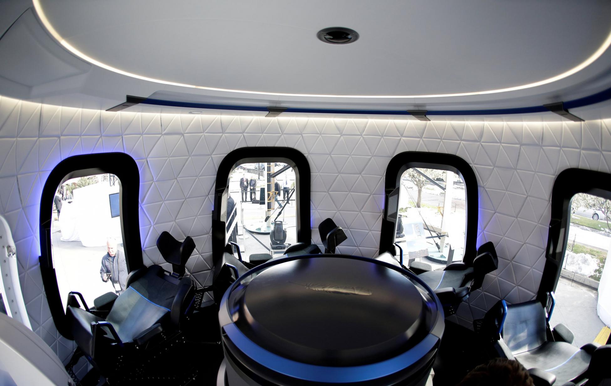 亚马逊创办人贝佐斯即将搭乘“新雪帕德号”太空船抵达太空分界线“卡门线”