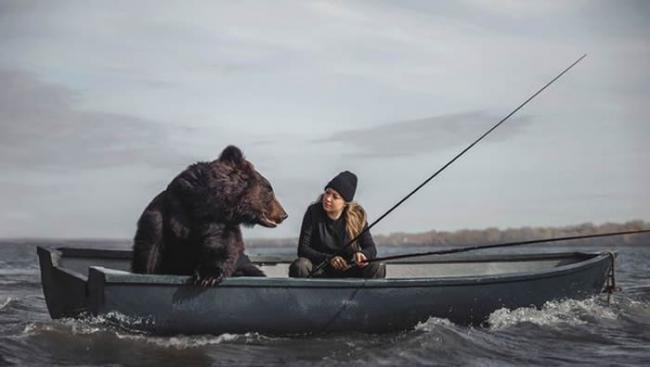 战斗民族：俄罗斯女子Veronika Dichka跟棕熊在船上钓鱼