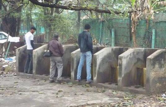 印度最恶心的风俗：恒河沐浴、全球最大户外厕所