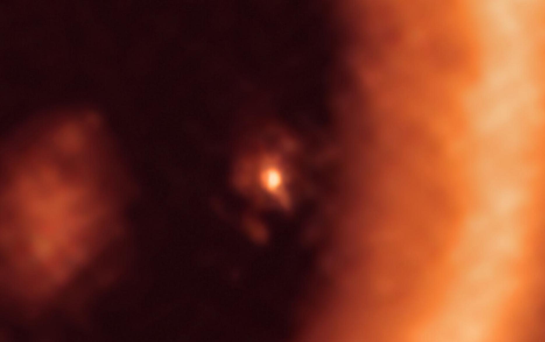 恒星PDS70（中心）和行星PDS 70c（恒星右侧的点），被一个圆盘包围。图片来源：ALMA /Benisty等