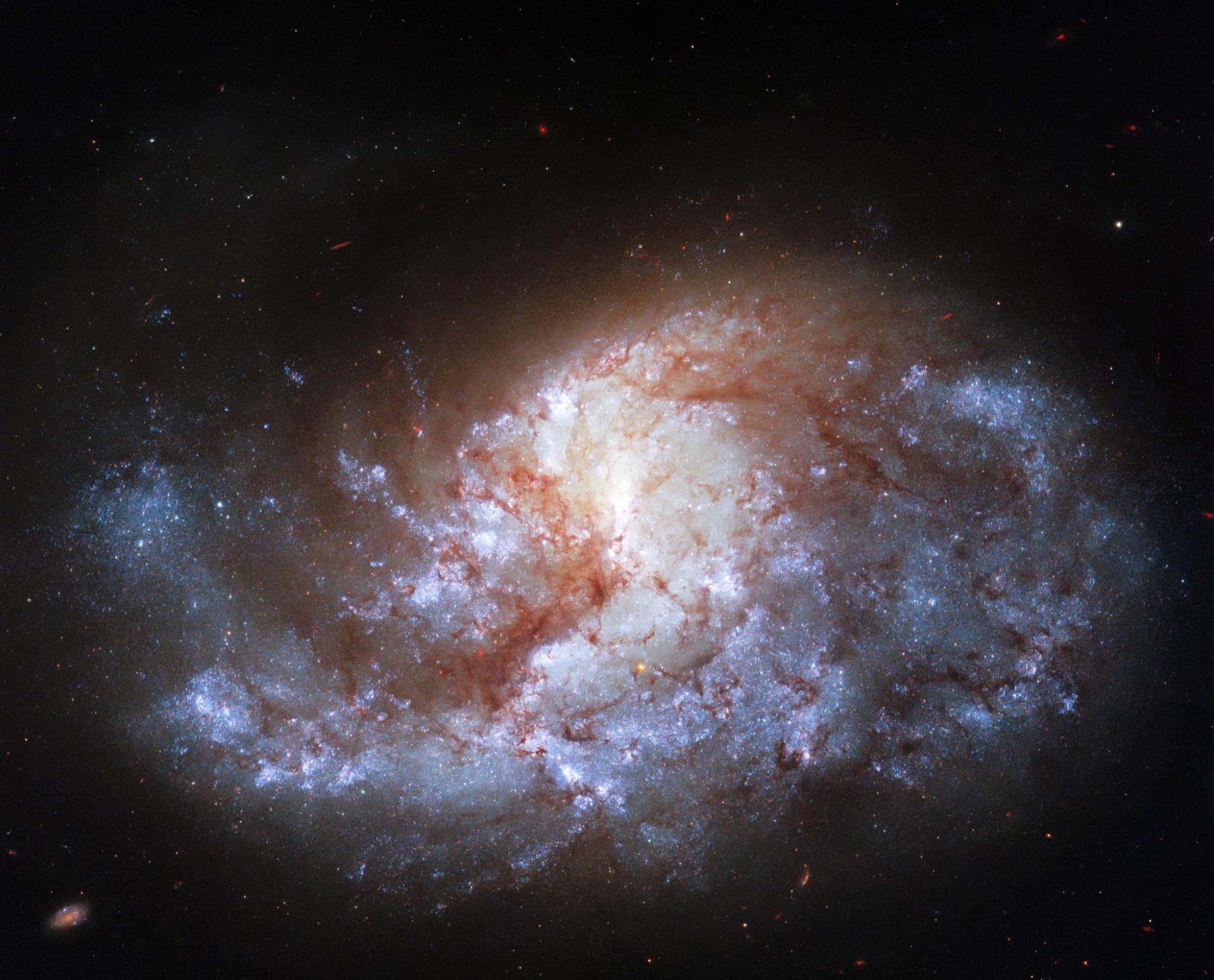哈勃太空望远镜拍摄的宝石般明亮的天炉座NGC 1385