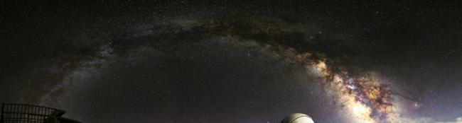 赛什腾银河拱门。2021年七夕的银河拱门，拍摄于施工中的赛什腾C点，中国科技大学的2.5米巡天望远镜、中科院国家天文台的1米SONG望远镜、西华师范大学的50B
