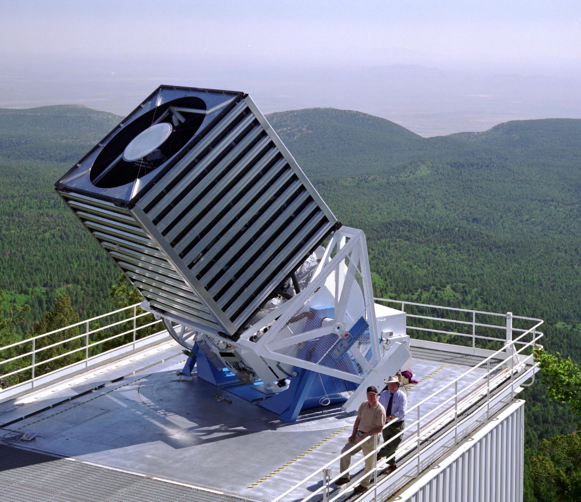 斯隆数字天空观测，可能发现黑洞周围潜在戴森球的望远镜之一。