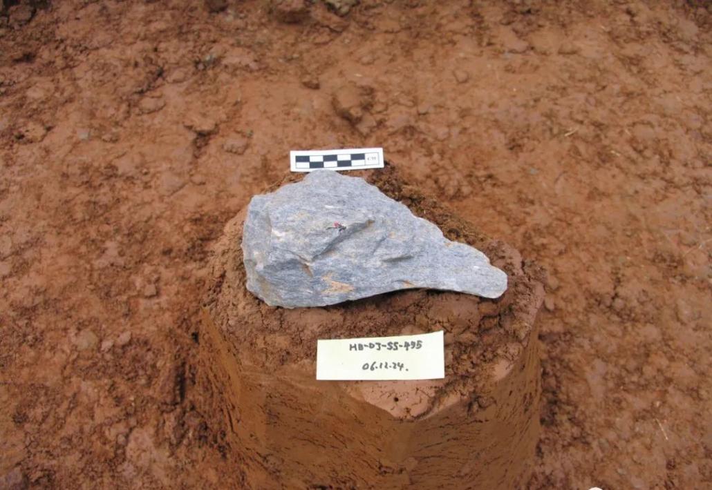 丹江口库区双树旧石器遗址考古发掘出土的精致手斧