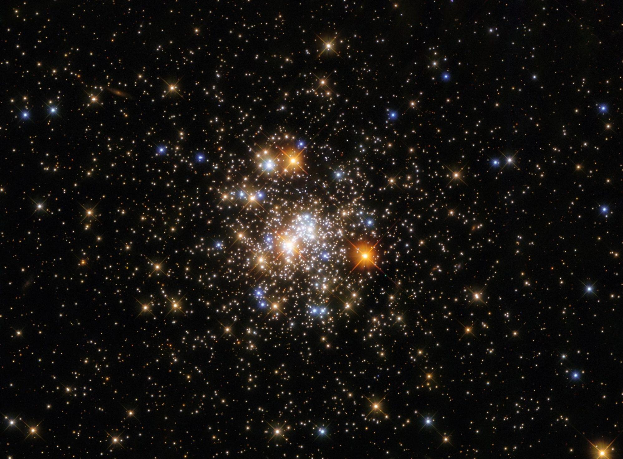 哈勃太空望远镜拍摄的人马座球状星团NGC 6717